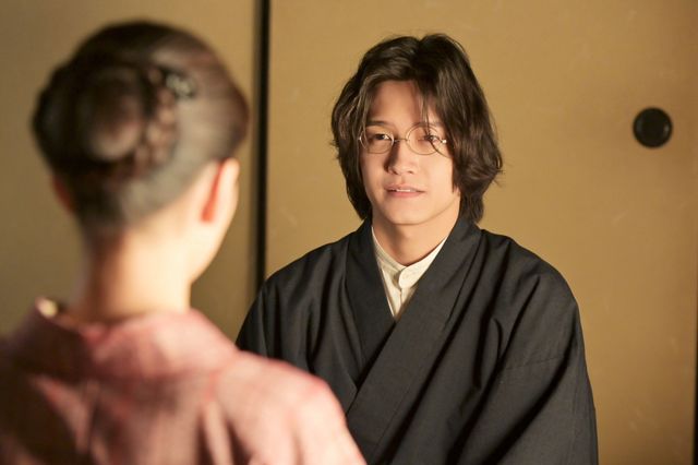 【画像7枚】朝ドラ「風、薫る」りん（見上愛）がシマケン（佐野晶哉）の手を握って…第104回場面写真（3枚目）