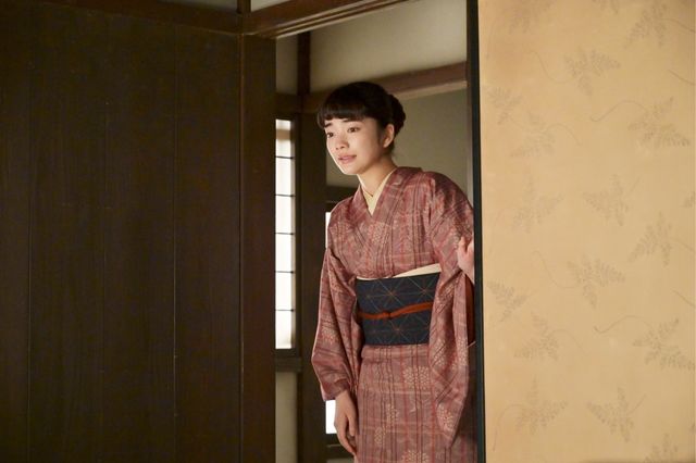【画像7枚】朝ドラ「風、薫る」りん（見上愛）がシマケン（佐野晶哉）の手を握って…第104回場面写真（4枚目）