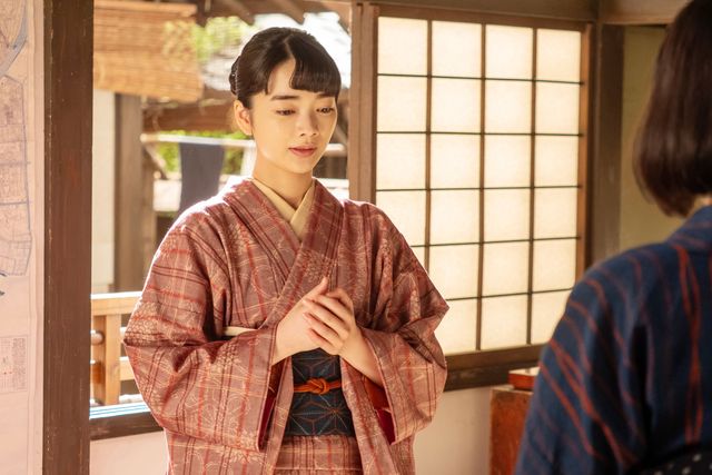 【画像7枚】朝ドラ「風、薫る」りん（見上愛）がシマケン（佐野晶哉）の手を握って…第104回場面写真（6枚目）