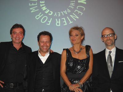 （左から）プロデューサーのアンガス・エインズレー、ブラジル人芸術家ヴィック・ムニーズ、ルーシー・ウォーカー監督、歌手のモービー