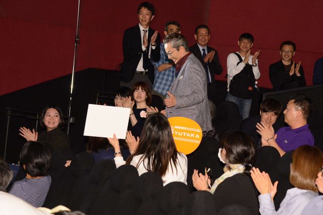 水谷豊、母の日にちなんでキャストに花束をプレゼント！：フォトギャラリー