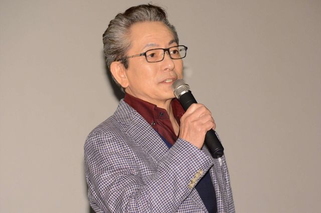 水谷豊、母の日にちなんでキャストに花束をプレゼント！（2枚目）