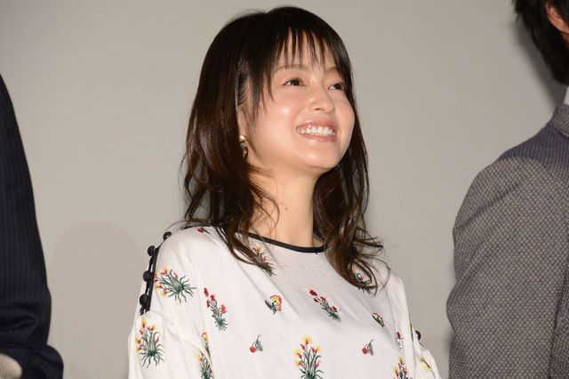 水谷豊、母の日にちなんでキャストに花束をプレゼント！（3枚目）