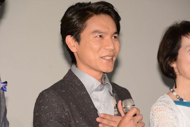 水谷豊、母の日にちなんでキャストに花束をプレゼント！（5枚目）