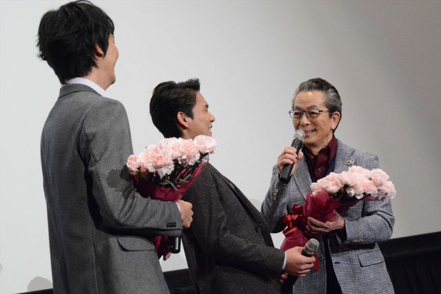 水谷豊、母の日にちなんでキャストに花束をプレゼント！（10枚目）