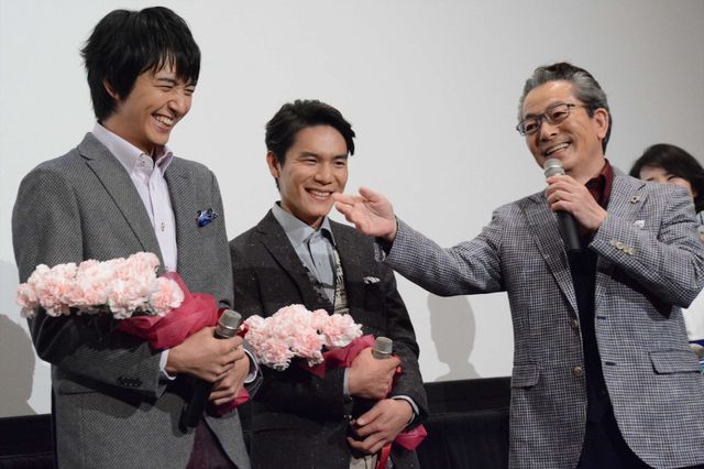 水谷豊、母の日にちなんでキャストに花束をプレゼント！（11枚目）