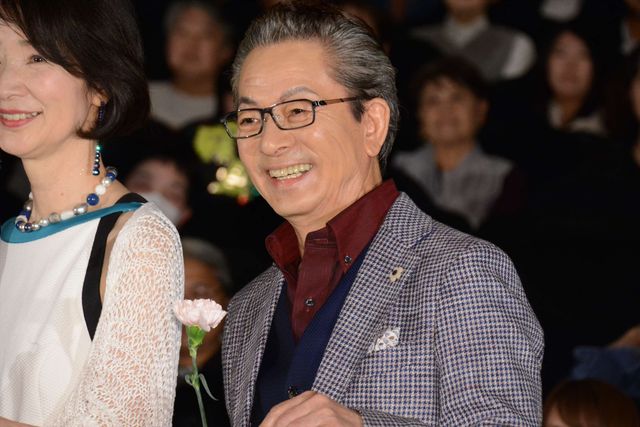 水谷豊、母の日にちなんでキャストに花束をプレゼント！（13枚目）