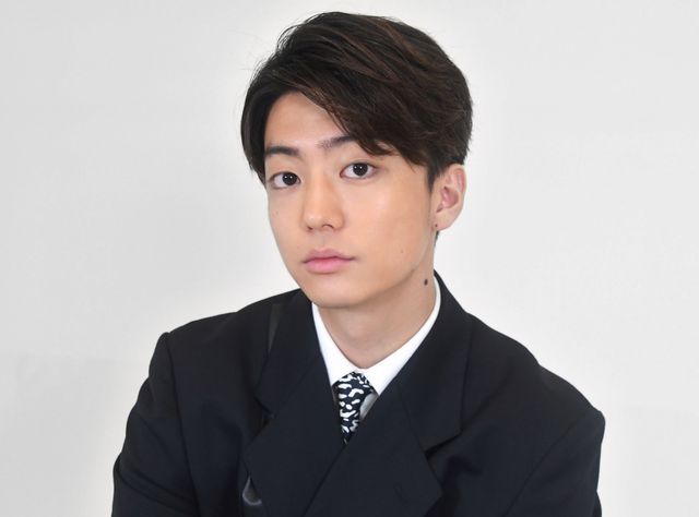 スーツ姿の伊藤健太郎【インタビューカット】：フォトギャラリー