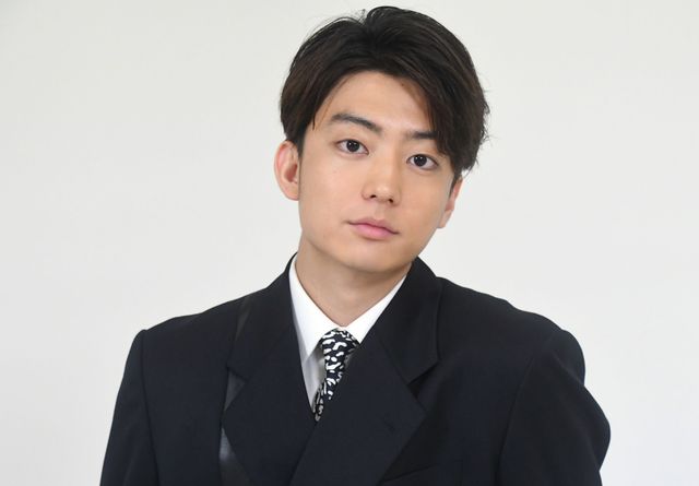 スーツ姿の伊藤健太郎【インタビューカット】（2枚目）