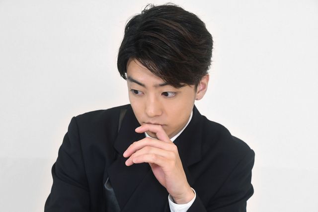 スーツ姿の伊藤健太郎【インタビューカット】（3枚目）