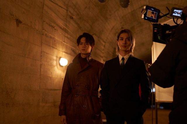 横浜流星＆佐野勇斗、クール＆カッコいい！映画『嘘喰い』メイキングカット：フォトギャラリー