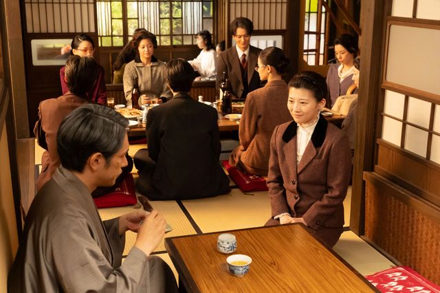 優未（川床明日香）と寅子（伊藤沙莉）が抱き合って…最終週「虎に翼」第129回（3枚目）