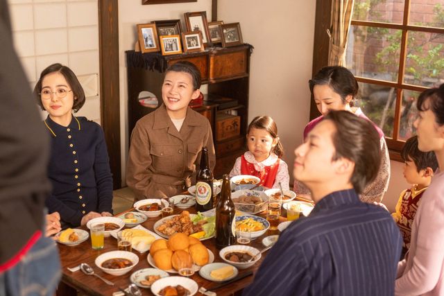 優未（川床明日香）と寅子（伊藤沙莉）が抱き合って…最終週「虎に翼」第129回（4枚目）