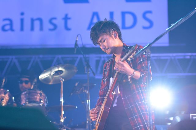 三浦春馬がタモリに！大先輩の岸谷＆寺脇とモノマネ披露！「Act Against AIDS 2015」写真ギャラリー（10枚目）