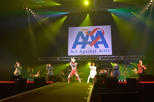三浦春馬がタモリに！大先輩の岸谷＆寺脇とモノマネ披露！「Act Against AIDS 2015」写真ギャラリー（11枚目）