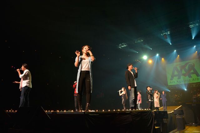 三浦春馬がタモリに！大先輩の岸谷＆寺脇とモノマネ披露！「Act Against AIDS 2015」写真ギャラリー（16枚目）