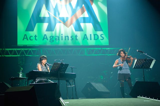 三浦春馬がタモリに！大先輩の岸谷＆寺脇とモノマネ披露！「Act Against AIDS 2015」写真ギャラリー（17枚目）