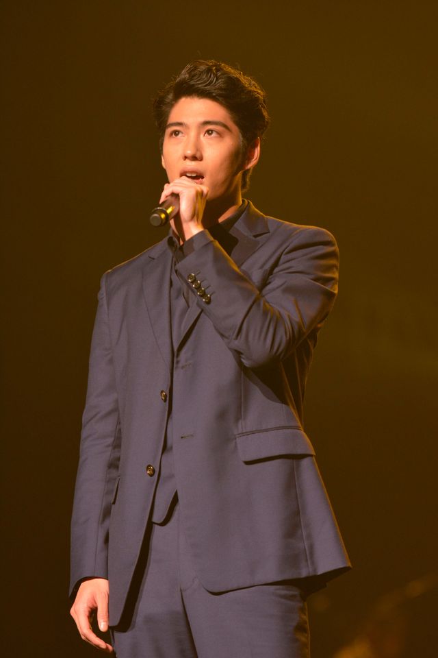 三浦春馬がタモリに！大先輩の岸谷＆寺脇とモノマネ披露！「Act Against AIDS 2015」写真ギャラリー（19枚目）