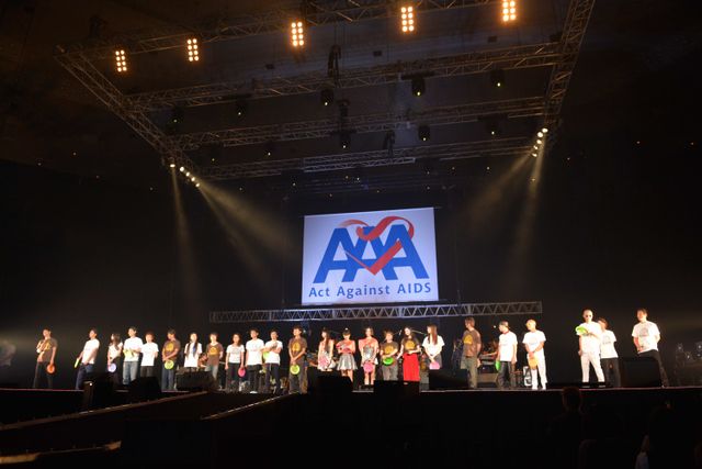 三浦春馬がタモリに！大先輩の岸谷＆寺脇とモノマネ披露！「Act Against AIDS 2015」写真ギャラリー（25枚目）