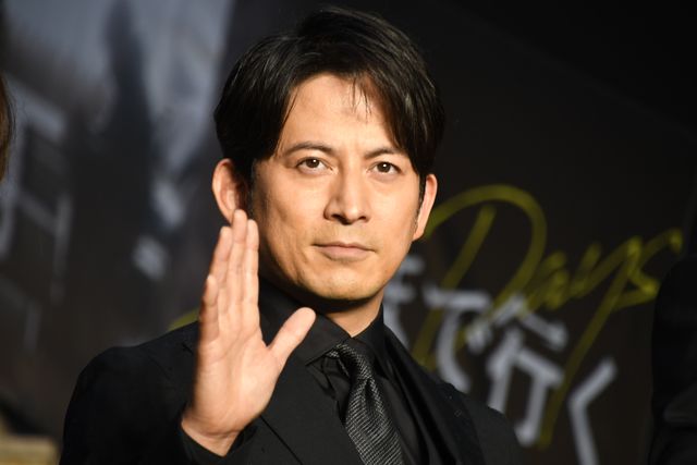 岡田准一、綾野剛、広末涼子ら黒の装いで登場！『最後まで行く』大階段フォトセッション（3枚目）