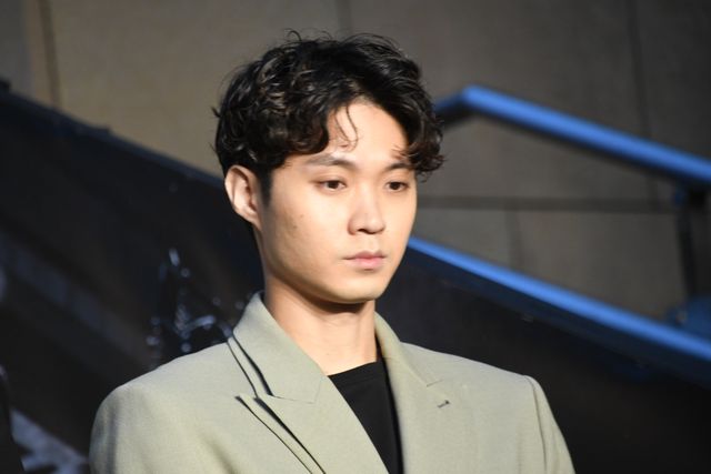 岡田准一、綾野剛、広末涼子ら黒の装いで登場！『最後まで行く』大階段フォトセッション（10枚目）