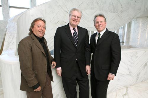 写真左から、IMAX CEO リチャード・L. ・ゲルフォンド氏、
ソニー会長 兼 社長ハワード・ストリンガー氏、ディスカバリー・コミュニケーションズ CEO 兼 社長デビッド・ザスラフ氏。2010 年1月5に米国で開かれた共同記者会見にて