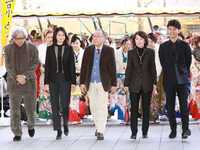 今年の新成人と参道を練り歩く出演者たち。（左から）山田洋次監督、夏川結衣、橋爪功、吉行和子、妻夫木聡