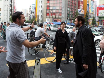 日本で撮影中！ 左からジェームズ・マンゴールド監督、TAO、ヒュー・ジャックマン