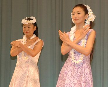 なまめかしく踊る（写真左から）しずちゃんと松雪泰子