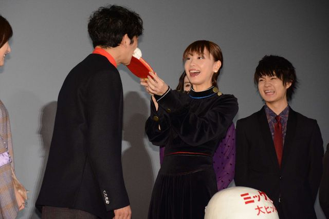 ガッキー、瑛太にケーキをあーん！：フォトギャラリー