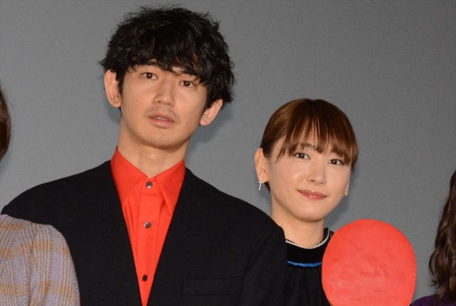 ガッキー、瑛太にケーキをあーん！（2枚目）