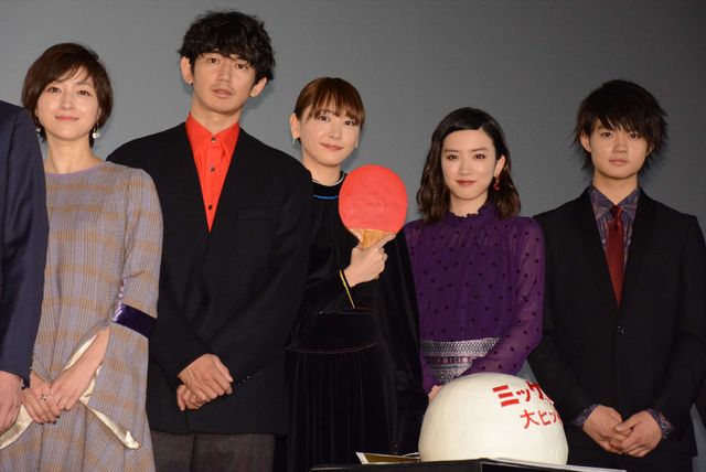 ガッキー、瑛太にケーキをあーん！（3枚目）