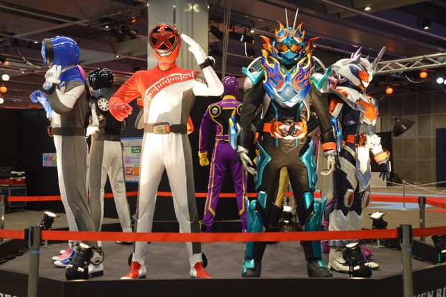 ガッチャードデイブレイク＆ギラの玉座が展示決定！「Ｗヒーロー夏祭り2024」ゲネプロ会場の様子（3枚目）