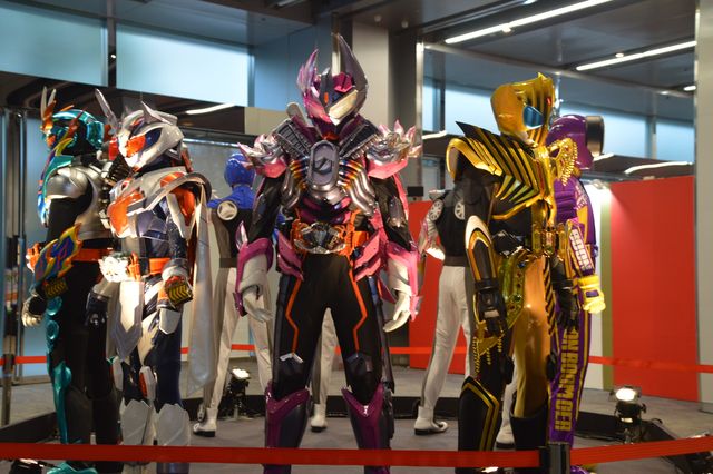 ガッチャードデイブレイク＆ギラの玉座が展示決定！「Ｗヒーロー夏祭り2024」ゲネプロ会場の様子（4枚目）