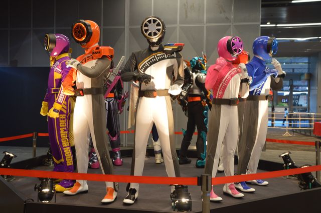 ガッチャードデイブレイク＆ギラの玉座が展示決定！「Ｗヒーロー夏祭り2024」ゲネプロ会場の様子（5枚目）