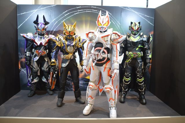 ガッチャードデイブレイク＆ギラの玉座が展示決定！「Ｗヒーロー夏祭り2024」ゲネプロ会場の様子（8枚目）