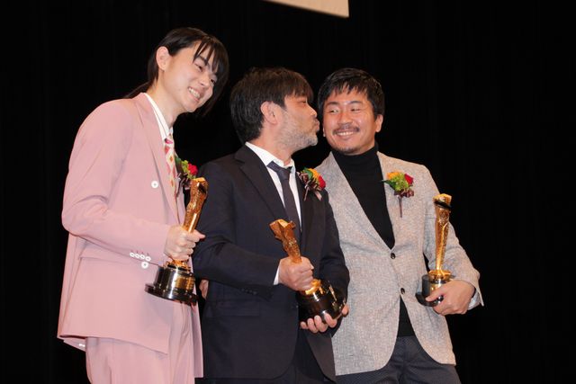菅田将暉＆ヤン・イクチュン、仲良すぎ！キネ旬そろって受賞（2枚目）