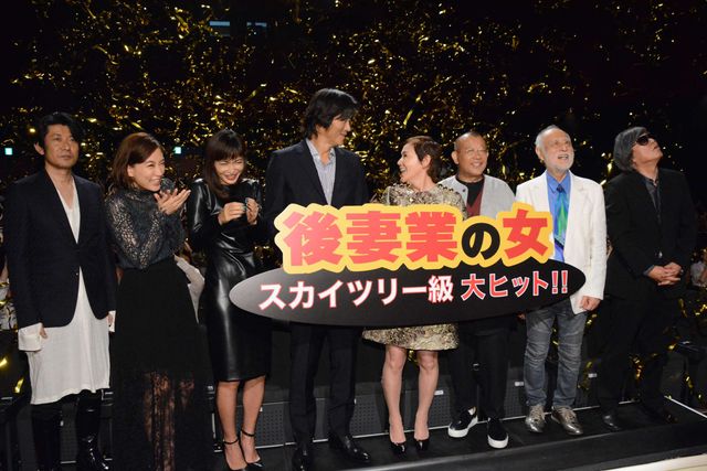 ハセキョーの背中パックリドレスにくぎづけ！フォトギャラリー（4枚目）