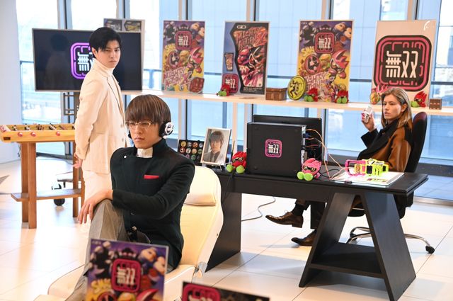仮面ライダーゼイン・桜井侑斗が“あるカード”を手に…「アウトサイダーズep6」新場面カット（2枚目）