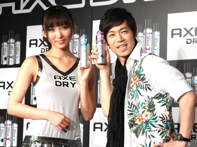 シルバーのミニスカ姿の吉木りさと東MAXが登場！制汗カレーショップ AXE DRY」プロジェクト発表会フォトギャラリー（5枚目）