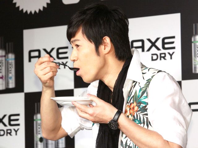 シルバーのミニスカ姿の吉木りさと東MAXが登場！制汗カレーショップ AXE DRY」プロジェクト発表会フォトギャラリー（8枚目）