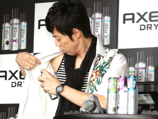 シルバーのミニスカ姿の吉木りさと東MAXが登場！制汗カレーショップ AXE DRY」プロジェクト発表会フォトギャラリー（10枚目）