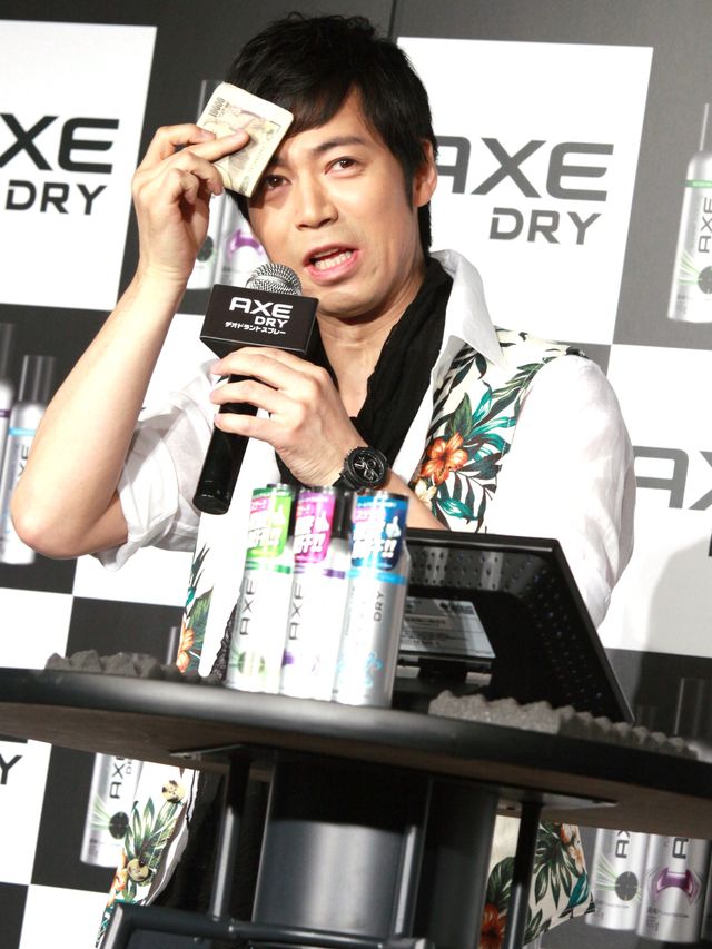 シルバーのミニスカ姿の吉木りさと東MAXが登場！制汗カレーショップ AXE DRY」プロジェクト発表会フォトギャラリー（11枚目）