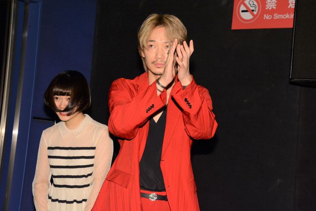 フォトギャラリー 綾野剛 金髪 赤スーツのド派手姿で登場 楽園 初日舞台あいさつ シネマトゥデイ