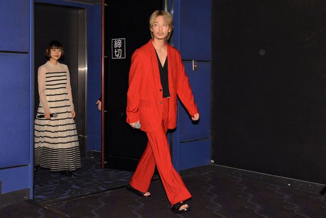 綾野剛、金髪＆赤スーツのド派手姿で登場！『楽園』初日舞台あいさつ（16枚目）