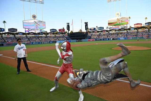 ドジャースタジアムでバルタン星人を背負い投げするウルトラマン