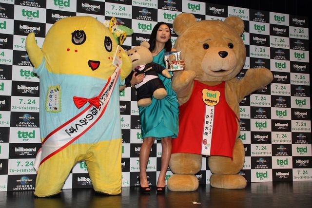 壇蜜、テッドに“お尻ペンペン”許す…フォトギャラリー（13枚目）