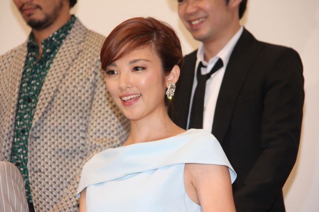 吹石一恵、胸がちらり！映画『王妃の館』初日舞台あいさつ写真ギャラリー（12枚目）