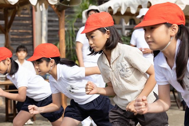 母を支える四兄妹…「ちむどんどん」第7回の場面写真（5枚目）