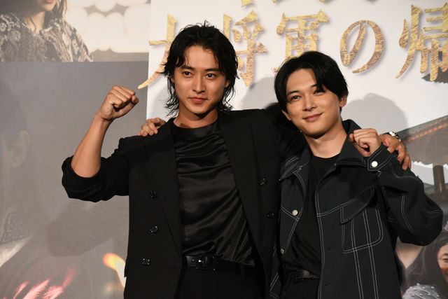 山崎賢人＆吉沢亮が肩組みポーズ！『キングダム　大将軍の帰還』大ヒット舞台あいさつ：フォトギャラリー